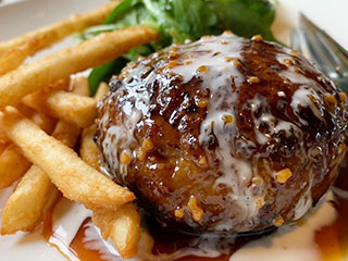 チーズ入り網焼きハンバーグ